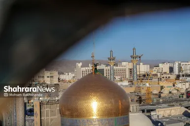 گزارش تصویری | تعویض پرچم و کتیبه‌های عزا در حرم امام رضا (ع)