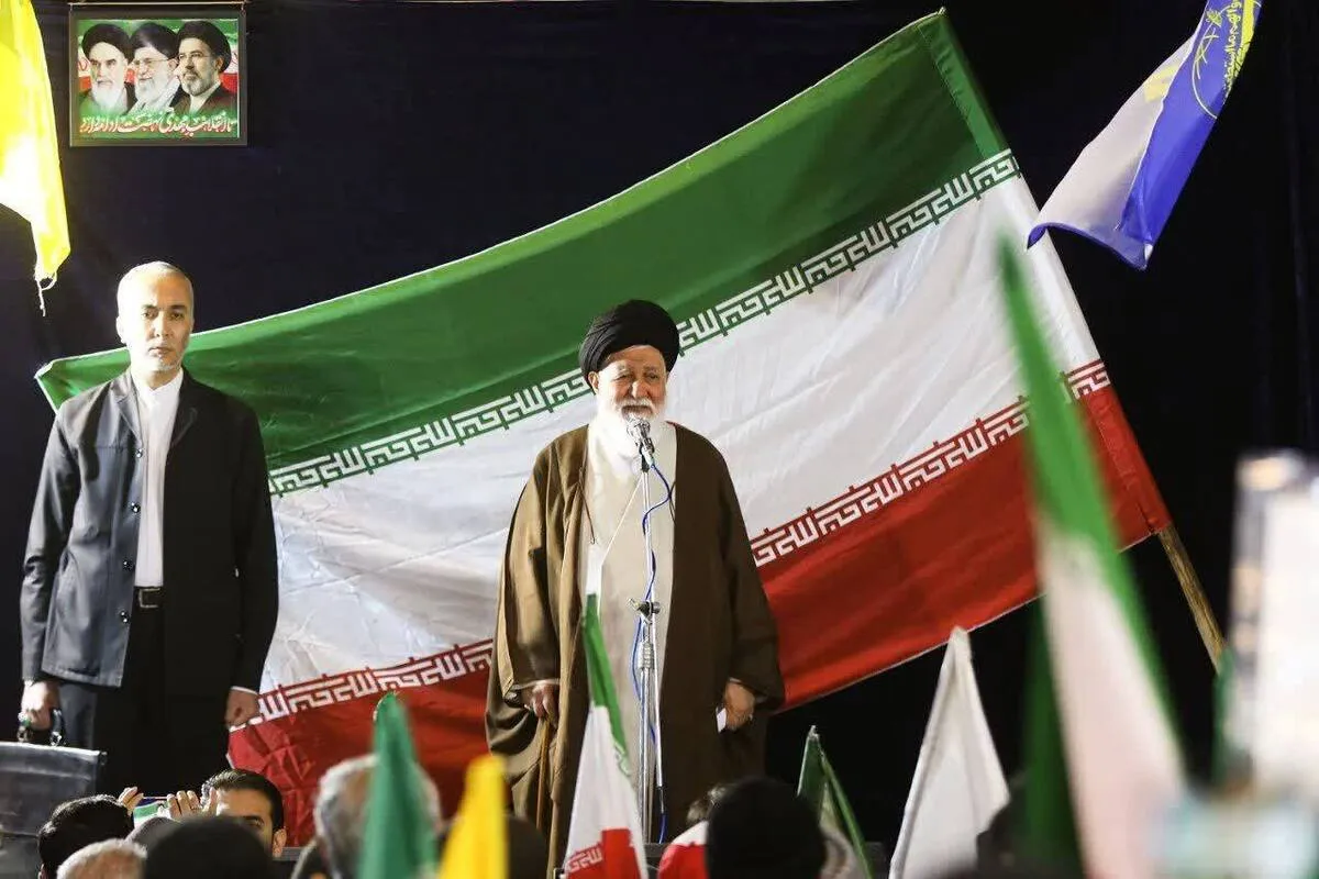 آیت‌الله علم‌الهدی: در جنگ هیچ عقب‌نشینی نداشته‌ایم؛ رزمندگان با قدرت ایستاده‌اند