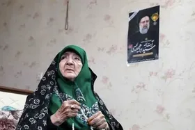 ویدئو | اهدای نشان مادری به مادر شهید رئیسی در اجتماع بزرگ مشهدی&zwnj;ها،&nbsp;جشن &laquo;در پناه مادر&raquo;