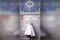 دختری با کفش‌های صورتی