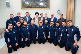 دیدار ملی&zwnj;پوشان فوتسال با مقام معظم رهبری | اهدای انگشتر رهبری به وحید شمسایی