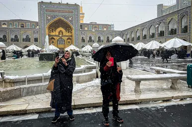 بارش اولین برف پاییزی در حرم مطهر رضوی 