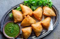 سمبوسه؛ نوعی غذای سرخ کردنیِ هندیِ شکم‌پر + دستور پخت