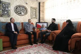 دیدار امیر دریادار سیاری با خانواده شهید نصیرزاده، وزیر فقید دفاع دولت چهاردهم