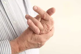 خشکی مفاصل در ابتدای روز یکی از مهمترین علائم روماتیسم مفصلی است&nbsp;