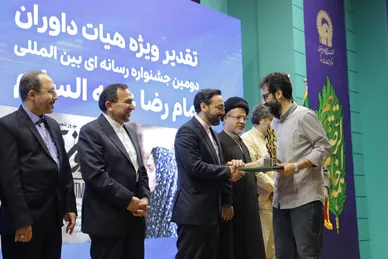 عکس‌هایی از شهید مالک رحمتی در حرم امام‌رضا(ع)