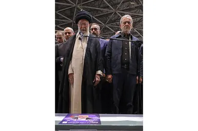 عکس‌هایی از اقامه نماز رهبر انقلاب بر پیکر مجاهد بزرگ شهید اسماعیل هنیه