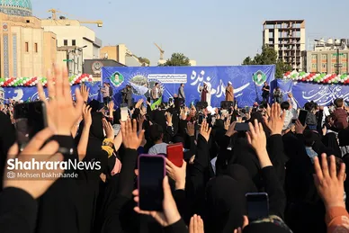 اجرای سرود «سلام فرمانده» با حضور دهه هشتادی و نودی ها در عرصه میدان شهدا مشهد