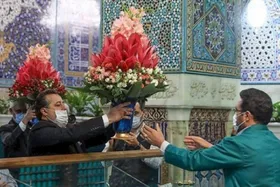 گل&zwnj;آرایی حرم مطهر رضوی با ۵۰۰ هزار شاخه گل در شب میلاد امام&zwnj;رضا(ع)