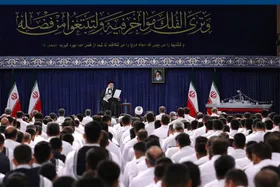 رهبر معظم انقلاب اسلامی در دیدار با کارکنان و خانواده&zwnj;های ناوگروه ۸۶ ارتش جمهوری اسلامی: کار شما یک افتخار بزرگ بود + فیلم