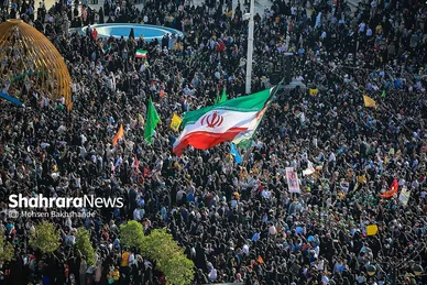 اجرای سرود «سلام فرمانده» با حضور دهه هشتادی و نودی ها در عرصه میدان شهدا مشهد