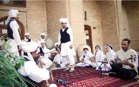 ببینید | نوازندگی علی قمصری با گروه &laquo;سرو خراسان&raquo; در تربت جام