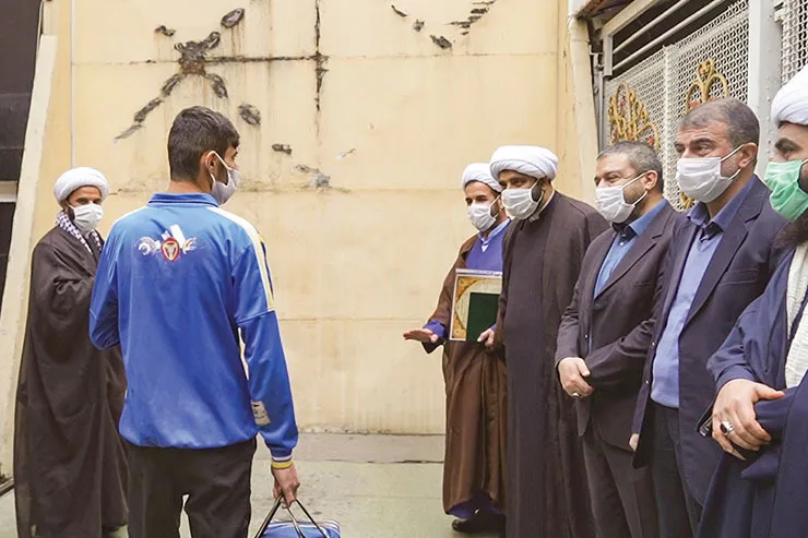 آزادی بیش از ۴۰۰ زندانی در یک طرح «مسجدمحور» | مهربانی به‌وقت «نذر هشتم»
