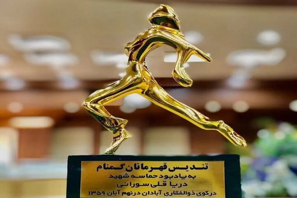 تندیس «قهرمانان گمنام» به خانواده شهید حاجی‌زاده اهدا شد