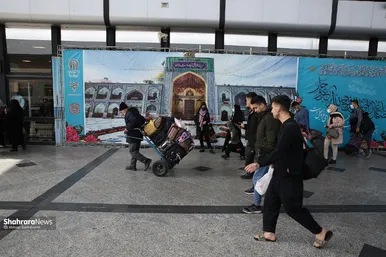 ورود مسافران نوروزی به مشهد از راه آهن