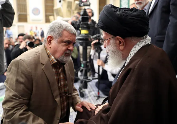 دیدار شاعران با رهبر انقلاب برگزار شد | آیت الله خامنه‌ای: شعر فارسی در جنگ رسانه ای، کم‌نظیر و قدرتمند است + فیلم و عکس