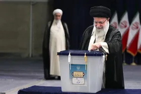 رهبر معظم انقلاب اسلامی رأی خود را به صندوق انداختند | آیت&zwnj;الله خامنه&zwnj;ای: آبروی جمهوری اسلامی در دنیا متوقف به حضور مردم است، مردم در رأی&zwnj;دادن تردید نکنند + فیلم
