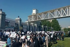 مردان برای کاهش میزان مهریه مقابل مجلس تجمع کردند