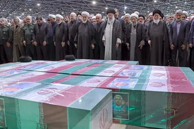 عکس‌هایی از اقامه نماز رهبر انقلاب بر پیکر رئیس‌جمهور شهید و همراهان گرامی ایشان