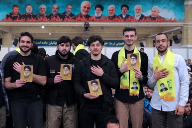 عکس‌هایی از دیدار جمعی از خانواده‌های شهدا با رهبر انقلاب به مناسبت سالگرد شهادت سردار سلیمانی (۱۲ دی ۱۴۰۳)