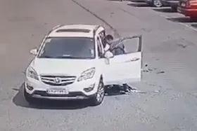 ویدئو | لحظه وحشتناک به آتش کشیدن دختر جوان توسط برادرش در تهران