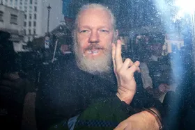 ماجرای استرداد مؤسس &laquo;ویکی&zwnj;لیکس&raquo; به آمریکا | اتهام جاسوسی و احتمال خودکشی