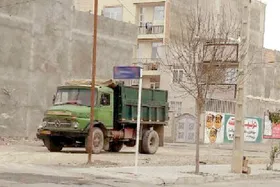 گلایه شهروندان از پارک بدون نظارت کامیون&zwnj;ها و تریلی&zwnj;ها در کوچه&zwnj;ها