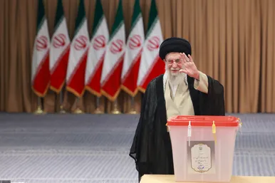 مرحله دوم رأی‌گیری انتخابات چهاردهمین دوره ریاست‌جمهوری با حضور رهبر معظم انقلاب اسلامی