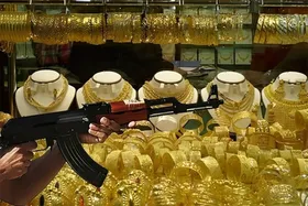 ویدئو |  سرقت مسلحانه دزدان نقابدار از طلافروشی اسلامشهر و لحظه هدف&zwnj;قرارگرفتن پلیس