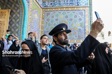 مجموعه عکس | تعویض پرچم گنبد مطهر رضوی به احترام شهادت رئیس جمهور و هیئت همراه