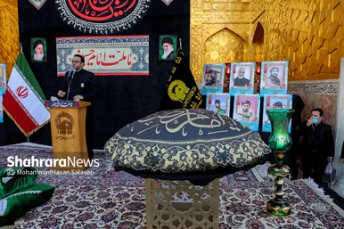 اهتزاز پرچم عزای حسینی بر فراز گنبد حرم رضوی