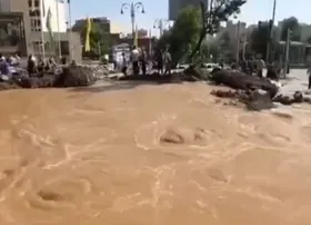 ویدئو | ترکیدگی شاه&zwnj;لوله آب در خیابان شریعتی تهران  (۲۵ خرداد ۱۴۰۴)
