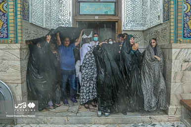 دعا و نیایش زائران زیر باران شدید در حرم امام رضا(ع)