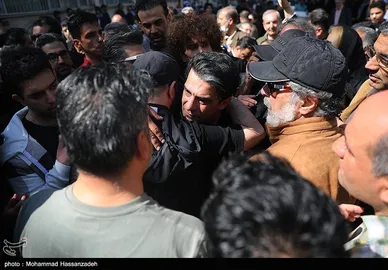 عکس‌هایی از تشییع پیکر رضا داودنژاد