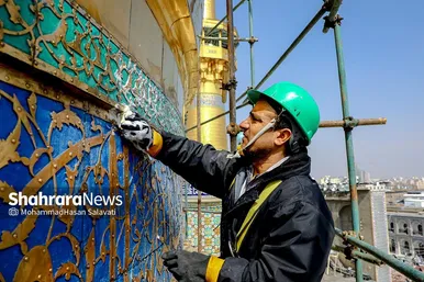 شست و شوی گنبد منور رضوی در آستانه سال نو و ماه مبارک رمضان