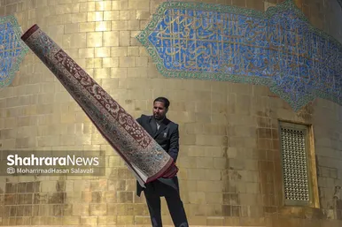 گزارش تصویری | تعویض پرچم گنبد حرم مطهر رضوی در صبح ولادت امام رضا (ع)