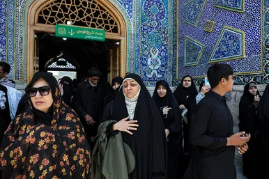 تعویض پرچم گنبد مطهر رضوی به احترام شهادت رئیس جمهور و هیات همراه