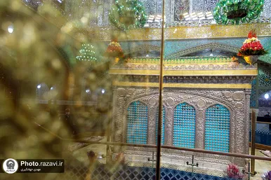 تعویض پرچم گنبد و پوش ضریح مطهر حرم رضوی همزمان با سوم ربیع الاول