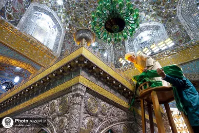 تعویض پرچم گنبد و پوش ضریح مطهر حرم رضوی همزمان با سوم ربیع الاول