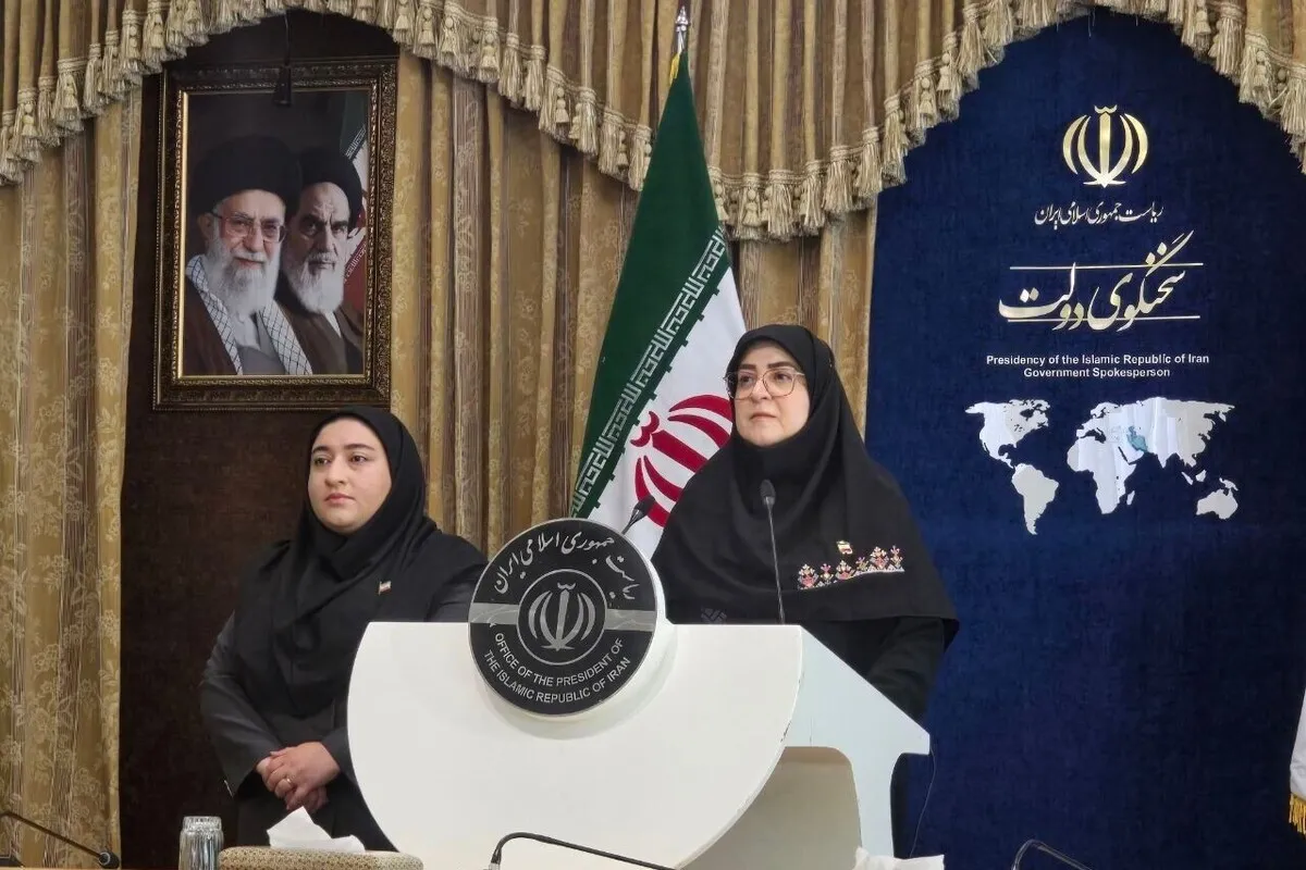 مهاجرانی در نشست خبری: فرودگاه بوشهر رسما از مدار خدمت رسانی خارج شد | ۳۵۰ نفر از کارکنان دولت به شهادت رسیدند (۶ مرداد ۱۴۰۵)