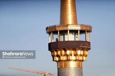 گزارش تصویری | تعویض پرچم و کتیبه‌های عزا در حرم امام رضا (ع)