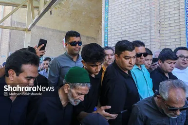 عکس‌هایی از تشییع پیکر پدر خداداد عزیزی در مشهد