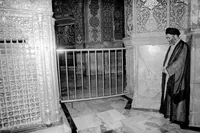ویدئو | تصاویری از غبارروبی مضجع شریف حضرت معصومه(س) توسط رهبر شهید انقلاب
