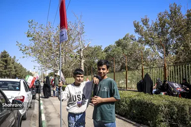 گزارش تصویری | تشکیل بزرگترین زنجیره انسانی جان فدا توسط مردم و دانشجویان مشهدی در دانشگاه فردوسی