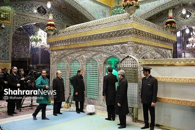غبارروبی مضجع منور امام رضا(ع)
