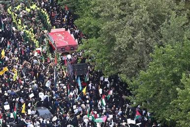 عکس‌هایی از اقامه نماز رهبر انقلاب بر پیکر مجاهد بزرگ شهید اسماعیل هنیه