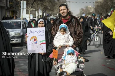 گزارش تصویری |نسل امروز، قلم به دست؛ راهپیمایی ۲۲ بهمن به روایت دست‌های کوچک و آرزوهای بزرگ