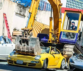از بین بردن خودرو&zwnj;های لوکس قاچاق در فیلیپین + فیلم