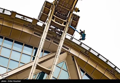 سقوط آزاد از بلندترین سکوی بانجی جامپینگ دنیا در تهران