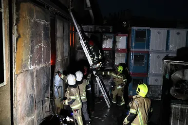 آتش سوزی گسترده در انبار لوازم خانگی در مشهد